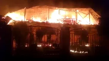 Imagini șocante! Incendiu devastator în Prahova. O mare vilă a fost mistuită de flăcări