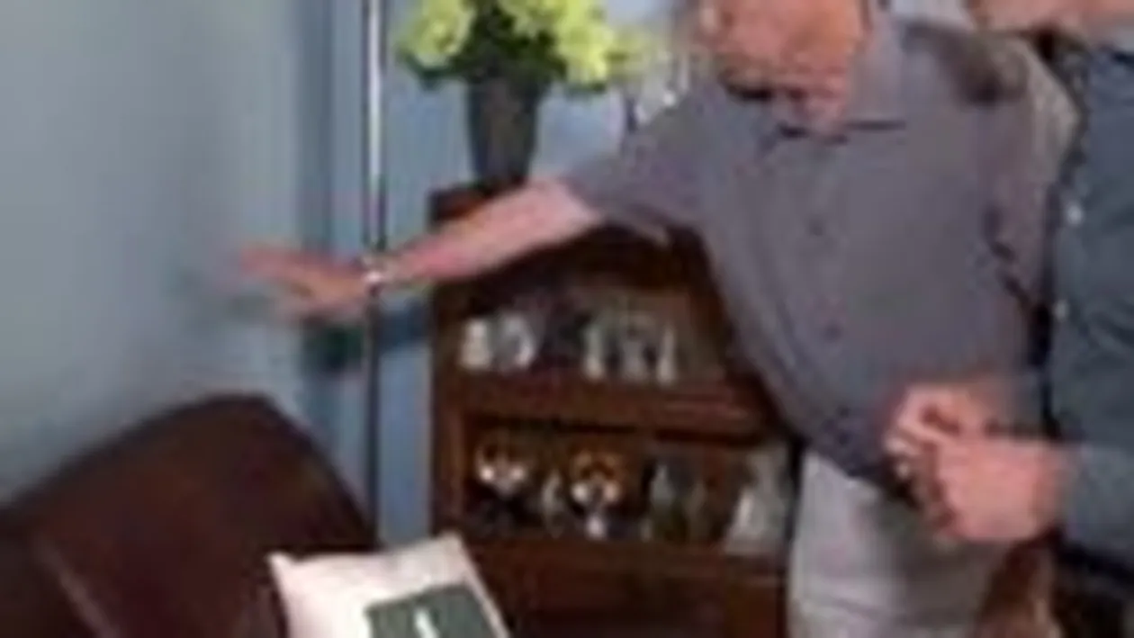 Timp de 13 ani au auzit acelasi sunet ciudat venit din peretele sufrageriei. Si-au facut curaj si au demolat zidul: nu le-a venit sa creada cand au vazut ce se ascundea acolo