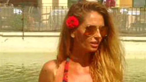 Andreea Banica, prea buna pentru turisti! Vezi ce sani imensi are si cu ce costum de baie a defilat prin fata oamenilor