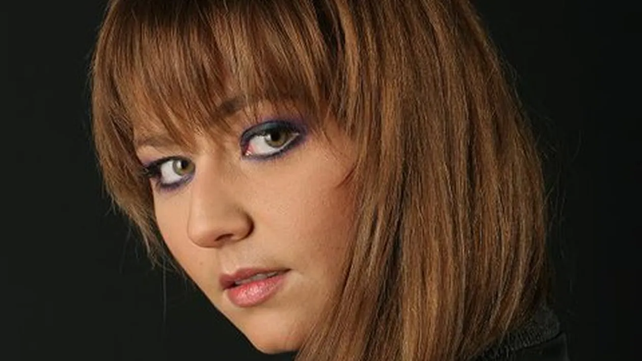 Un nou scandal in showbiz! Roxana Andronescu, data afara din formatia Spin, fara sa primeasca explicatii. Vezi ce s-a intamplat