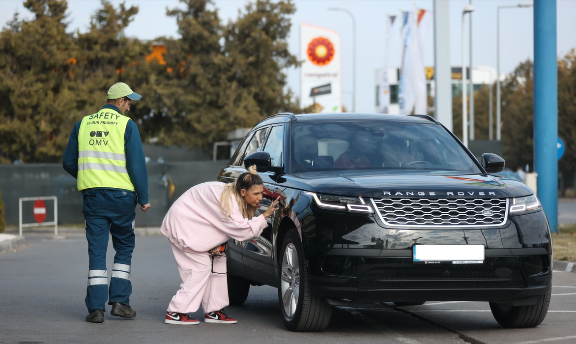Sore verifică "lucrarea" făcută de angajatul benzinăriei (Foto: CANCAN.RO)