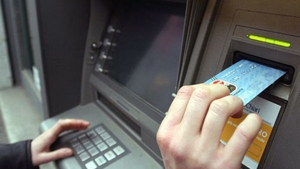 Cum poţi fi păcălit la bancomat. Ce să faci ca să nu cazi în plasa escrocilor 