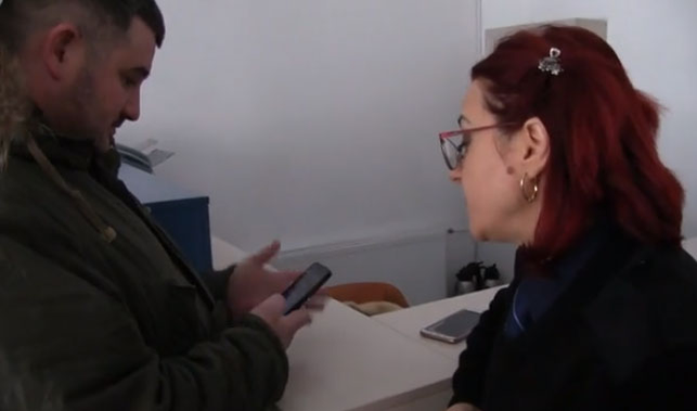 Ca-n vestul sălbatic! Ce reacție a avut un polițist local, după ce s-a prins că este filmat de un șofer pe care l-a oprit în trafic