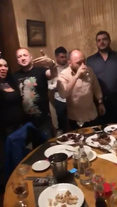 Leo de la Strehaia și soția lui s-au împăcat! Cum s-a îmbrăcat Dana Criminala la o petrecere, unde s-au dat dedicații pe bani