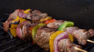 Destinaţia turistică TOP, frecventată de români, unde s-au descoperit frigărui din carne de câine! Nu este o glumă