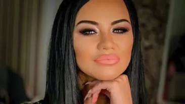 Carmen de la Sălciua, în relație cu un bărbat celebru? Cu cine a fost surprinsă cântăreața