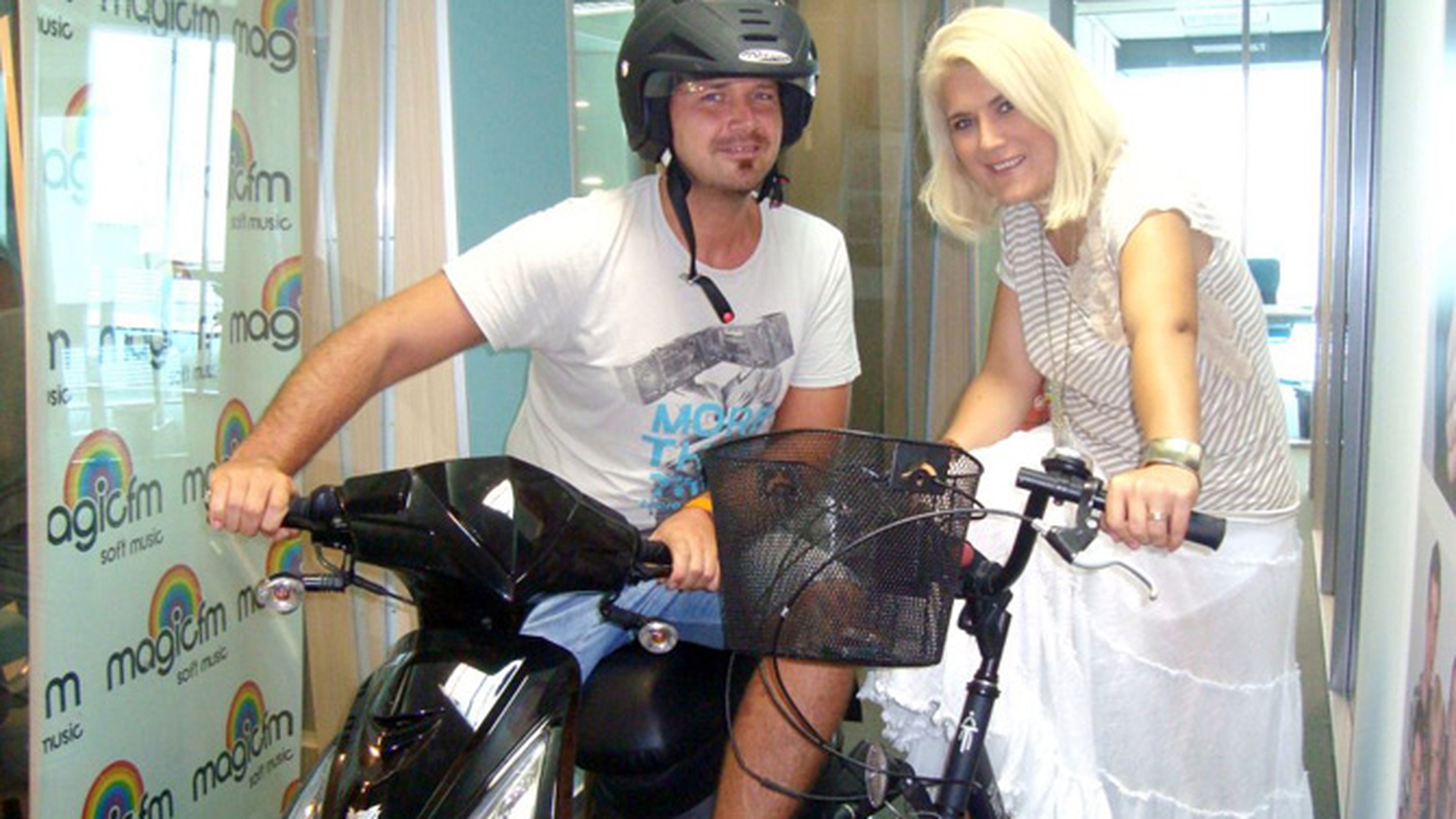 Liana Stanciu, intr-o fusta alba si transparenta, pe bicicleta! A dat o tura prin birou!