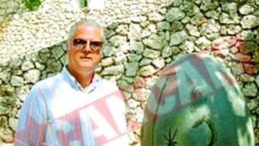 Nastase admira sculpturile sexoase