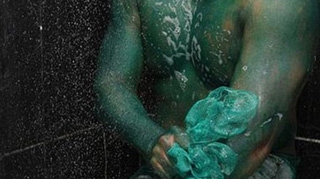 A vrut sa intre in pielea personajului Hulk si a ramas verde pe viata! Vezi ce fel de vopsea a folosit un brazilian si de ce nu se mai curata