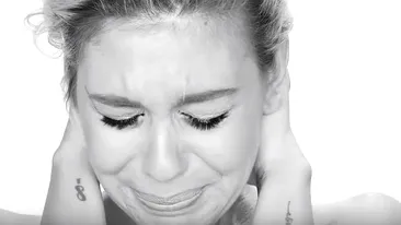Sore plânge în hohote în noul ei videoclip