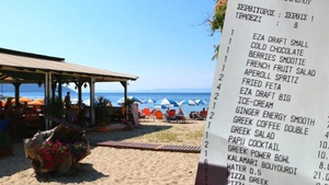 Cât au plătit 3 turiști români pentru o zi de plajă în Thasos: șezlonguri, bere și mâncare. La final, când au văzut nota de plată, s-au uitat lung