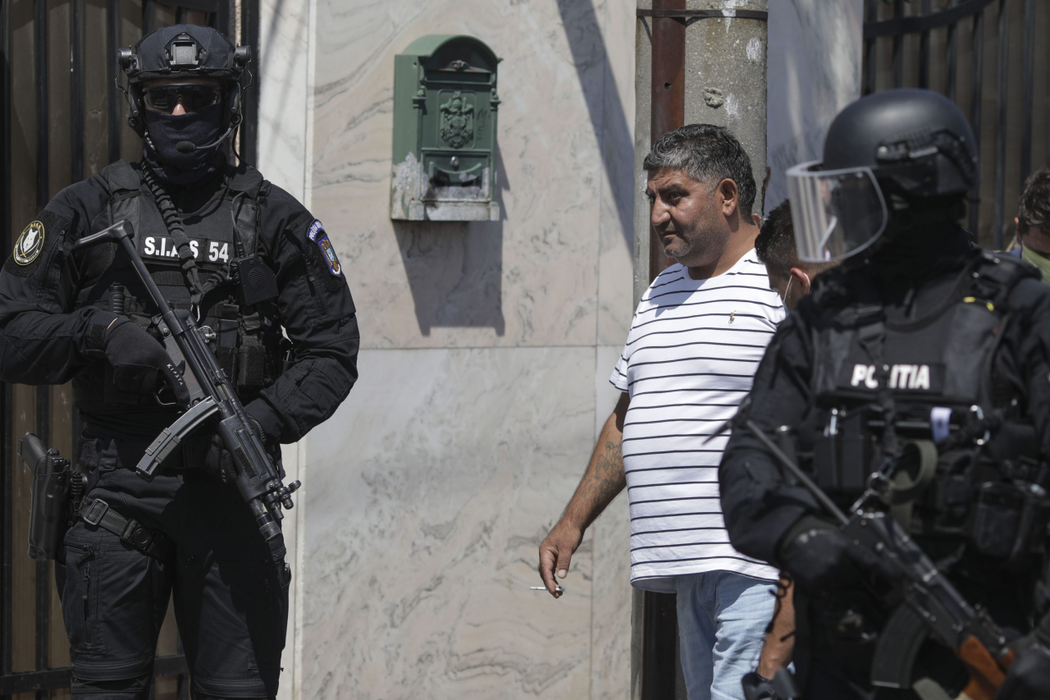 Polițiștii au făcut percheziții ample (Foto: Inquam Photos/Octav Ganea)