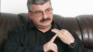 Prigoană a venit din vacanţă mai nervos decât a plecat! A jignit o jurnalistă in aeroport, iar pe Bahmu a ignorat-o complet