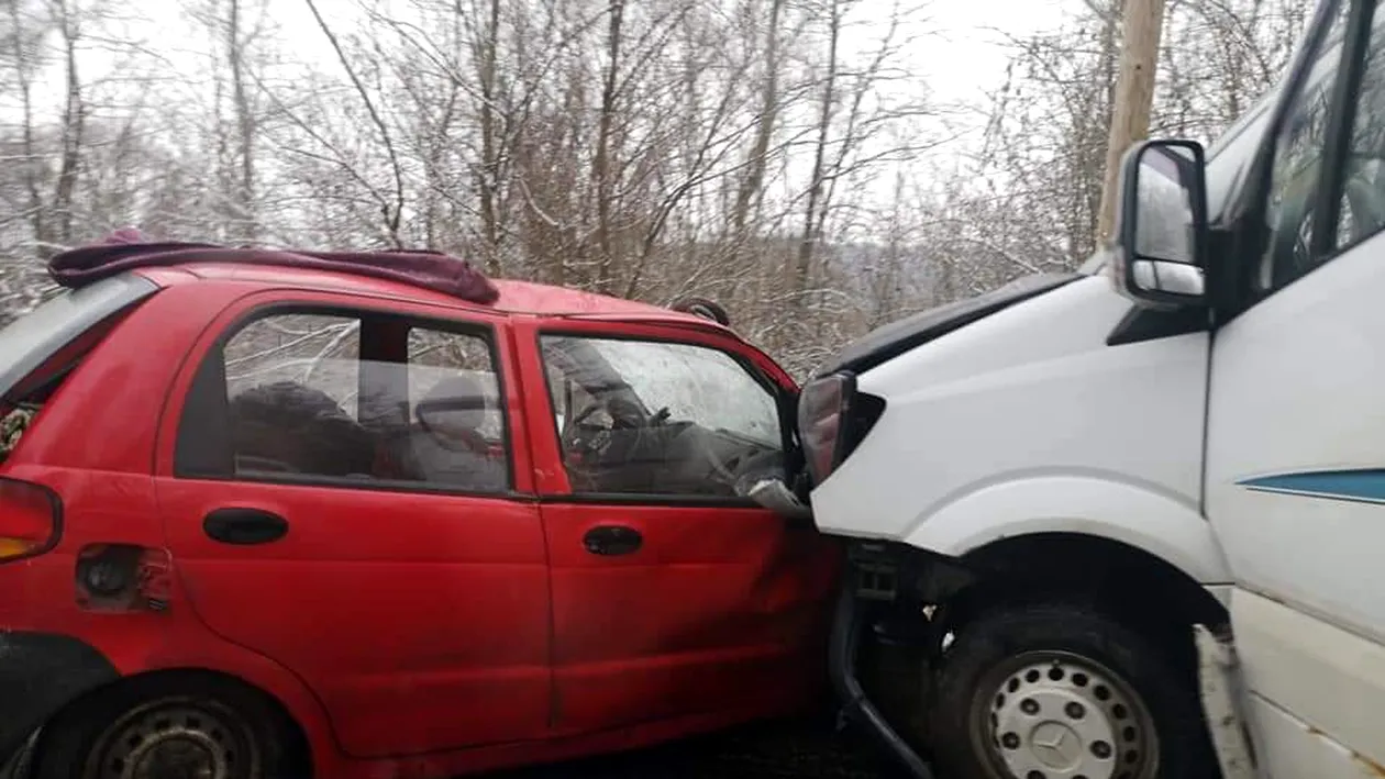 Accident cu două persoane decedate în Sibiu, după ce un autoturism s-a ciocnit cu un microbuz