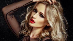 ALIN CRIŞAN, cu mâna pe burtica de gravidă! Vedeta a făcut anunţul emoţionată:,,În curând...’’