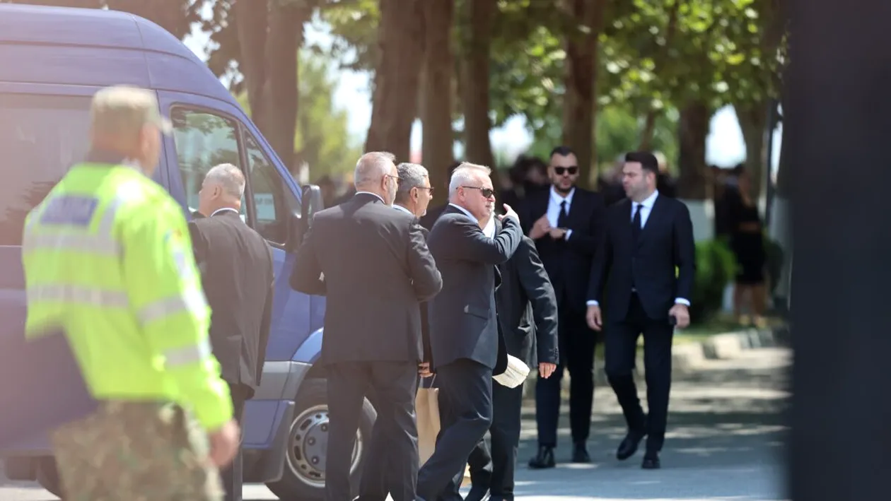 S-a dat pachet, dar cu ”frână”. Ce s-a împărțit la înmormântarea lui Ion Iliescu? Doar 20 de oficialități au primit