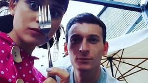 L-a părăsit, dar el i-a scris o piesă care a ajuns hit! Cine e femeia care l-a rănit pe Denis, solistul de la “The Motans”