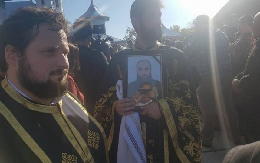 FOTO / Imaginile durerii! Ce s-a întâmplat la înmormântarea preotului care a murit alături de familia lui, în timp ce mergeau la Sf. Parascheva!