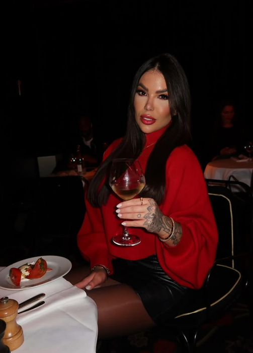 O influenceriță celebră a murit după ce a căzut de la etajul blocului în care locuia. Avea doar 27 de ani