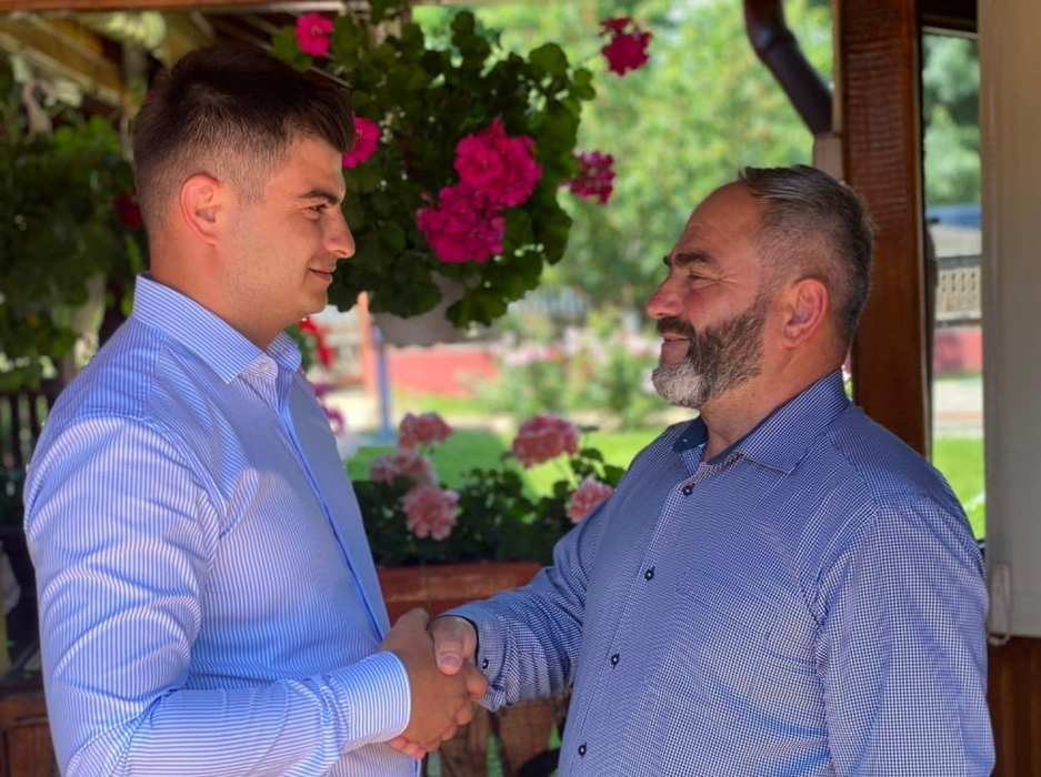 Aurel Bălășoiu, alături de fiul său, Victor Mihai Bălășoiu. Foto: Facebook