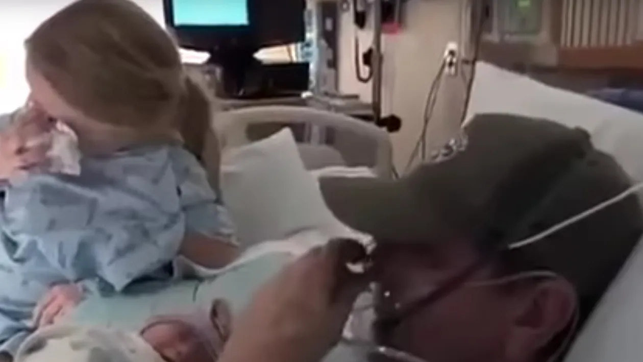 Soţul ei era pe moarte, iar femeia însărcinată le-a spus doctorilor să îi inducă travaliul: Vreau să îl vadă măcar o dată înainte să moară! Uite ce s-a întâmplat când i l-a pus în braţe 