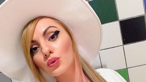 N-ai mai vazut-o niciodata asa! Cu chilotii la vedere, Alexandra Stan a iesit in oras, in miez de noapte, cu un barbat insurat