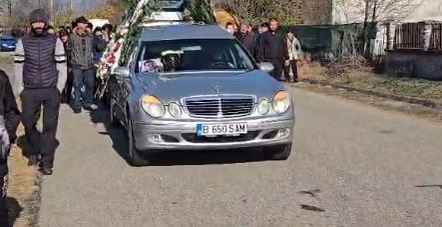 Andrei, adolescentul de 16 ani din Gorj care a murit după ce medicii au refuzat să-l opereze, a fost înmormântat. VIDEO