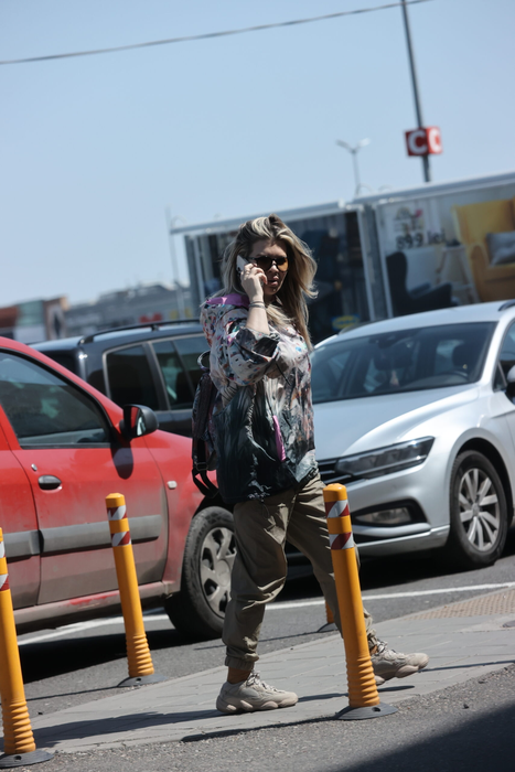 Gina Pistol a ajuns la Ikeea și se îndreaptă spre intrare, cu telefonul la ureche (Foto: CANCAN.RO)
