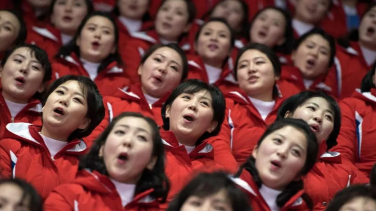VIDEO. Majoretele trimise de Kim Jong Un la Jocurile Olimpice de Iarnă interpretează o melodie cu influențe românești. În 1971, prezent în Coreea de Nord, Nicolae Ceaușescu...