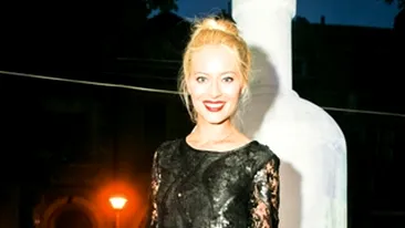 Laura Cosoi straluceste! Uite cat de sexy e intr-o rochita neagra!