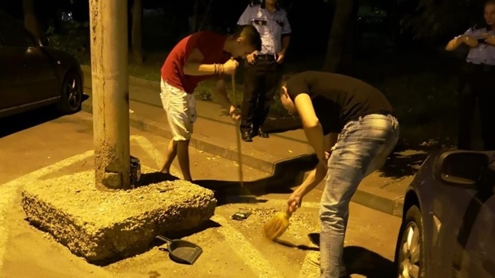 Au aruncat gunoiul pe jos, iar poliţiştii craioveni le-au dat mătura să strângă