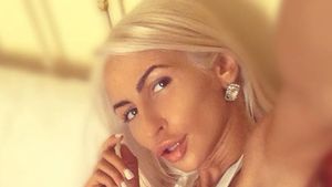 Maieul alb, pielea bronzata, ea e cea mai sexy fata! Vezi cum s-a dezlantuit sora Evei Kent pe Facebook!