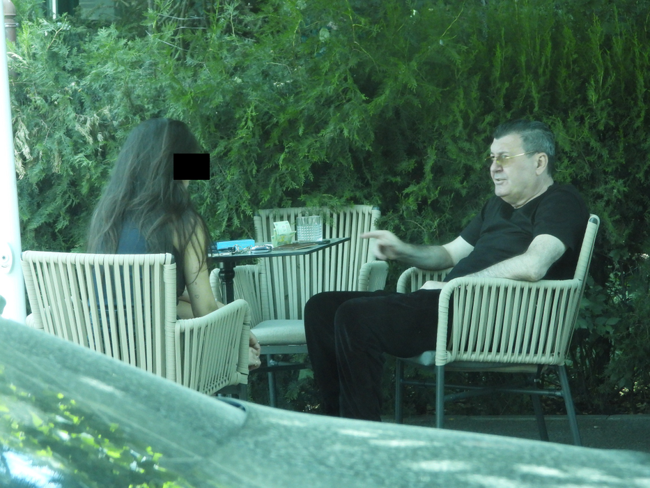 Dan Nicorescu, ”atacat” de o sexy-brunețică la terasă, în Capitală (Foto: CANCAN.RO)