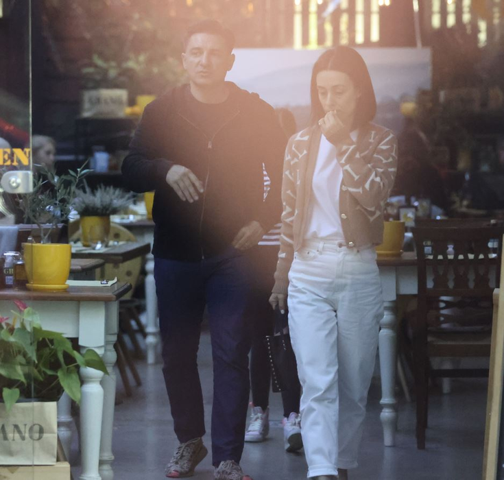 Familia Buhnici părăsește restaurantul (sursa: CANCAN.RO)