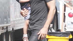 Colin Farrell si-a pupacit baietelul la filmari "Manca-l-ar tata de copil frumos!"