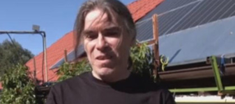 Mihai din Cugir a construit o grădină verticală pe peretele casei. Ce a descoperit la scurt timp după experiment: „Am mai multe teorii”