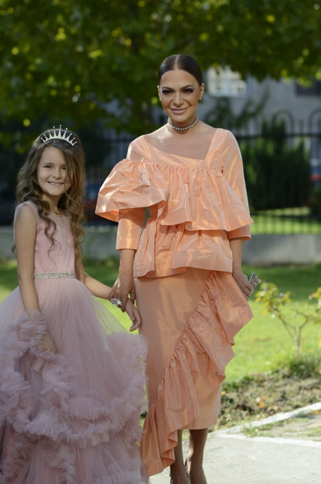 EXCLUSIV. Cum a apărut îmbrăcată Andreea Antonescu la nunta Andreei Bălan. Fiica ei s-a transformat într-o adevarată domnișoară