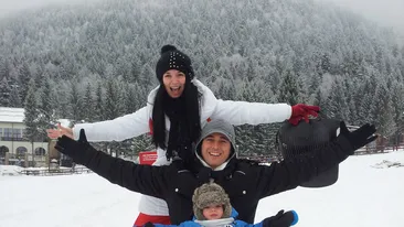 Deea si Dinu Maxer si-au lansat fiul la... zapada! L-au tinut pe partie de dimineata pana seara! Vezi cum a reactionat micutul!