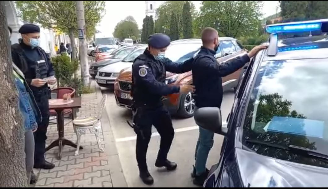 Și-a cerut iubita de soție în timp ce jandarmii îl percheziționau! S-a întâmplat în Bistrița, iar surpriza a fost de proporții
