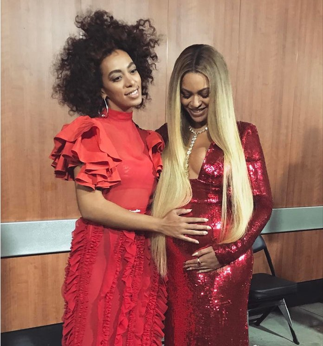 Beyonce și sora ei, Solange, au căzut pe scenă în timpul unui concert. Imaginile au făcut înconjurul lumii