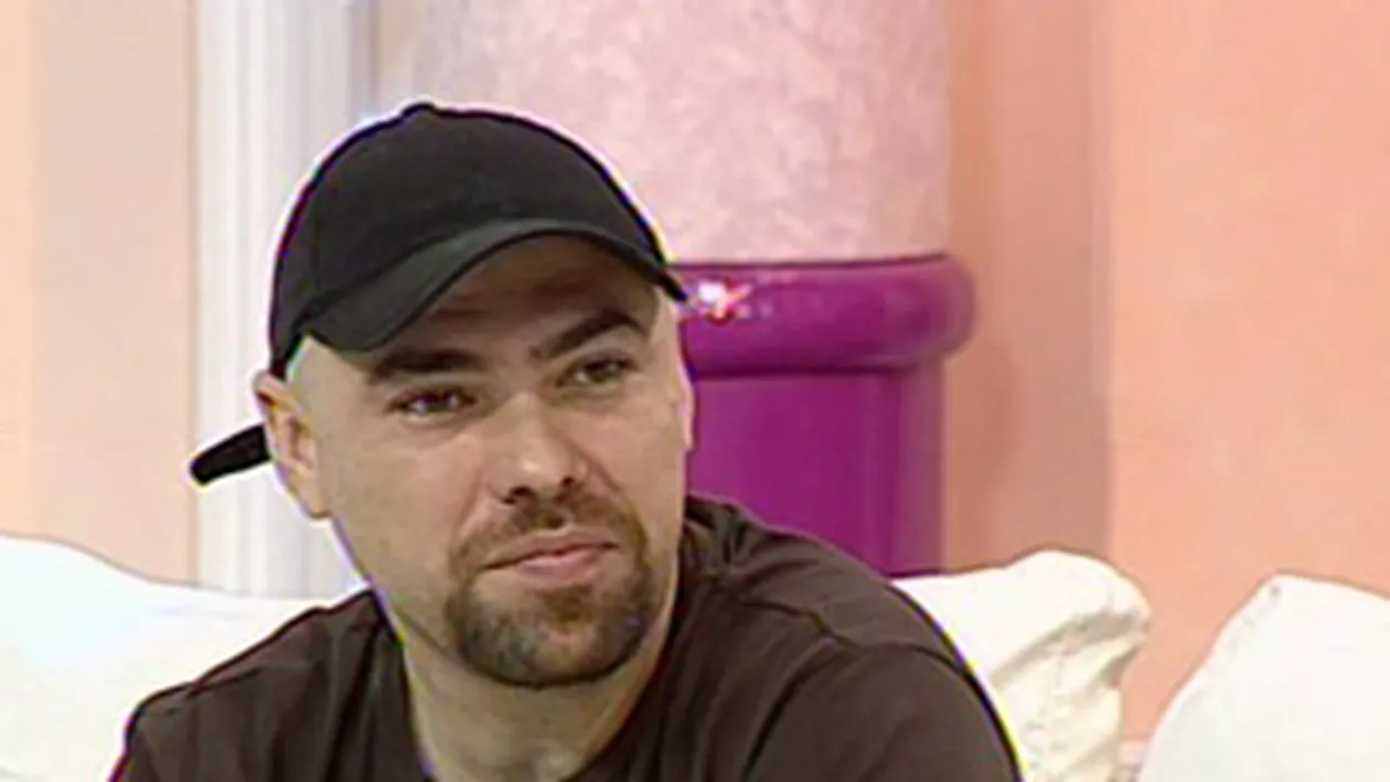 1Q- Sapro vrea sa ii explice baiatului sau de 4 ani ce inseamna drogurile! L-a dus si la proteste!