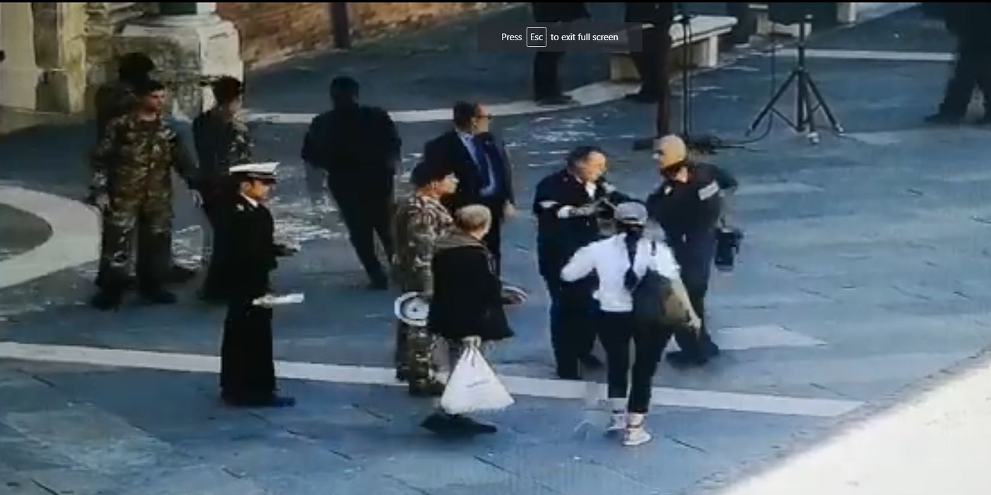 Imagini terifiante! O româncă înjunghie un ofițer italian cu un cuțit, în plină stradă + Mesajul uluitor al femeii pe Facebook VIDEO