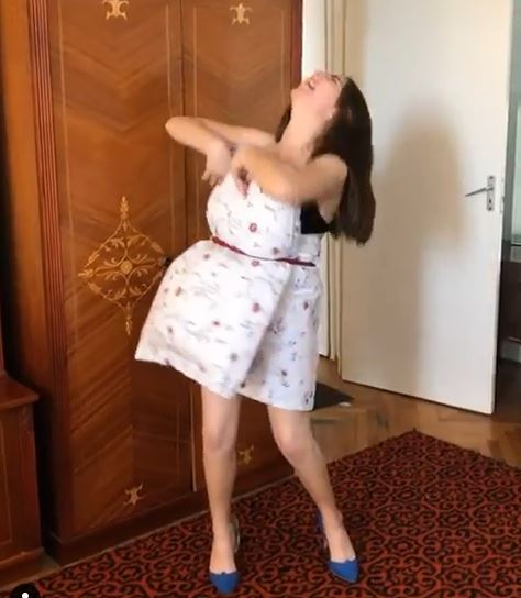 Vulpița de la Acces Direct a acceptat provocarea cu perna! S-a dezlănțuit pe muzica lui Beyonce împreună cu soțul ei! Viorel Stegaru a dansat și el pe tocuri