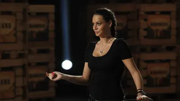 Noua casnica de la MasterChef e delicioasa! A pozat cu picioarele desfacute, cu fundul la inaintare si cu sanii perfect rotunzi!