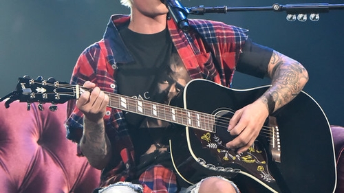 JUSTIN BIEBER, fotografiat de sute de fani… desculţ şi cocoţat într-un copac. Motivul încredibil pentru care a stat acolo, o zi întreagă!