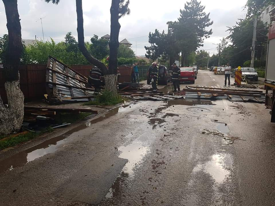 Codul portocaliu a făcut ravagii în Teleorman. Curțile au fost inundate și acoperișurile smulse