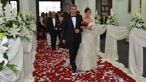 Ea este fiica lui Marcel Vela, ministrul Afacerilor Interne. A avut parte de o nuntă spectaculoasă, cu 700 de invitați