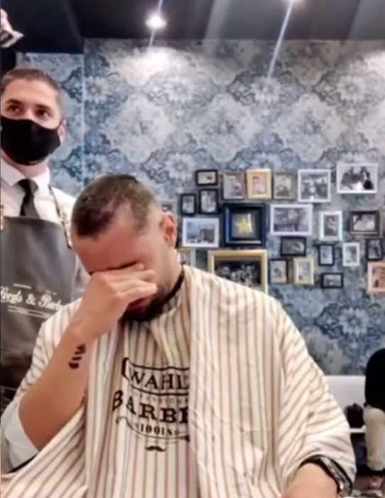 Un frizer, gest impresionant în fața unui client diagnosticat cu temutul cancer! Cum a reacționat bărbatul când a văzut că bărbierul se tunde la zero | VIDEO