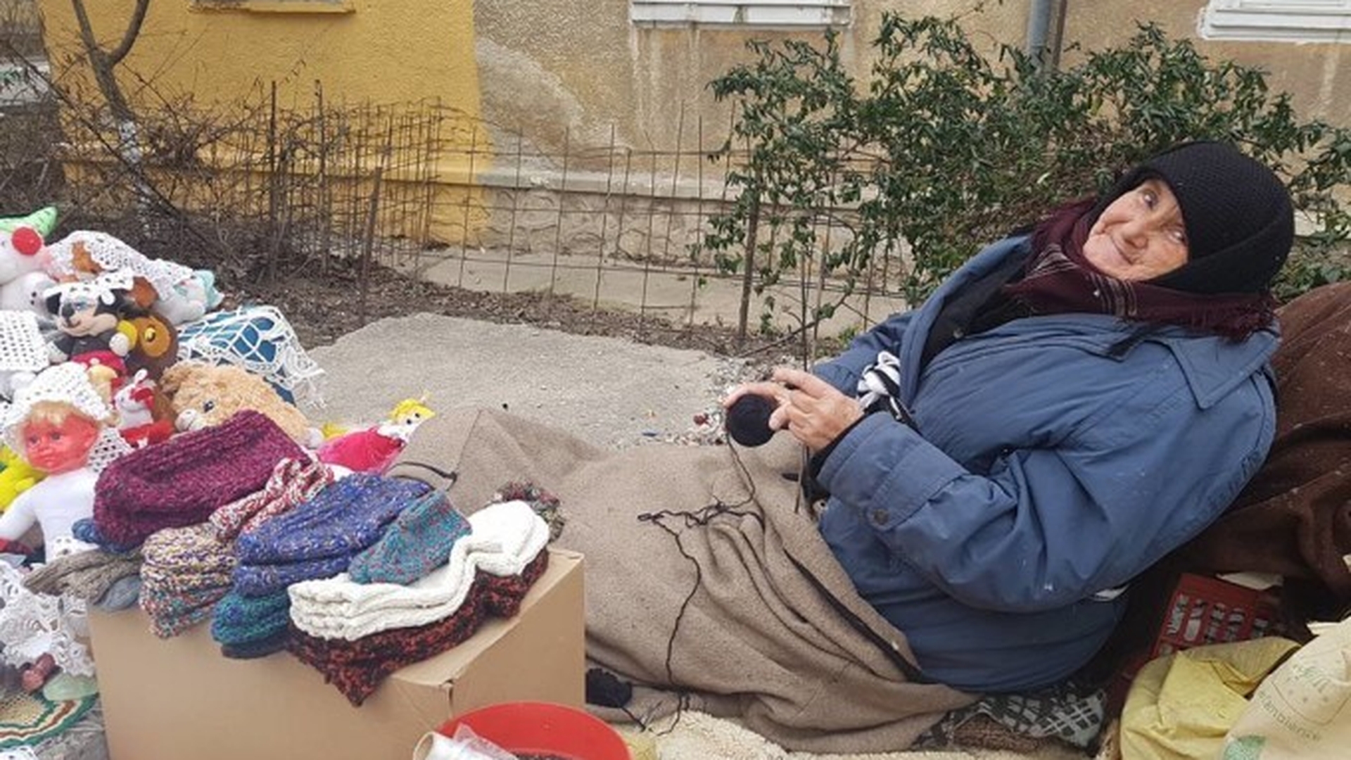 Ea este bătrâna din Năvodari care trăieşte pe stradă, în ger, după ce i-a murit fiul! Vinde căciuli făcute de ea
