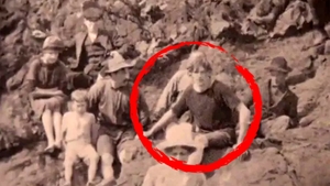 Detaliul controversat din această fotografie din 1917: "Acel bărbat e un călător în timp?"